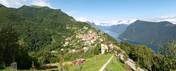 Bre. Lugano - Shots of the core with the mountains behind — Stock Photo, Image