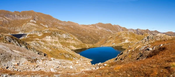 Lago escuro — Fotografia de Stock