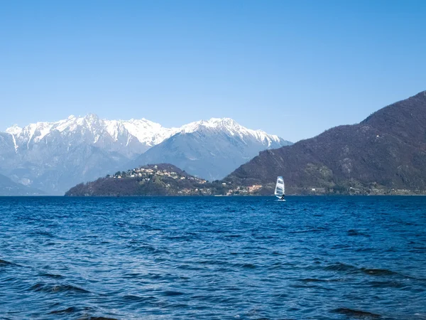 Windsurfer vela sul lago — Foto Stock