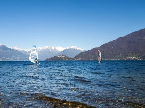 Windsurfer começa a partir da praia — Fotografia de Stock