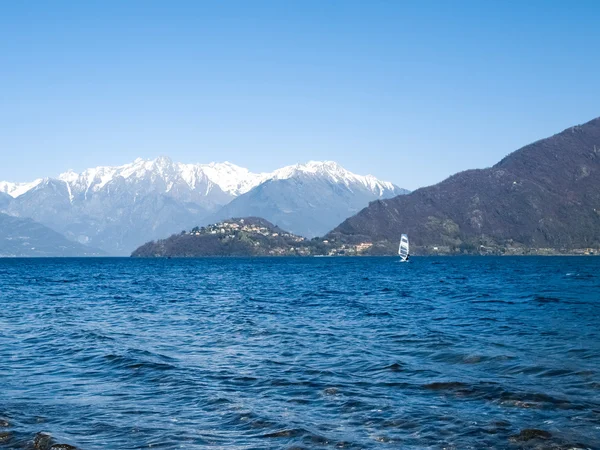 Windsurfer vela sul lago — Foto Stock