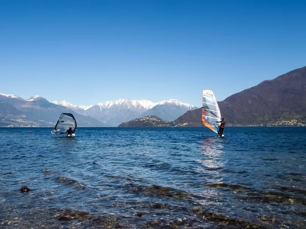 Windsurfer partenza dalla spiaggia — Foto Stock