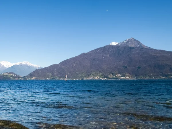 Windsurfer vela sul lago — Foto Stock