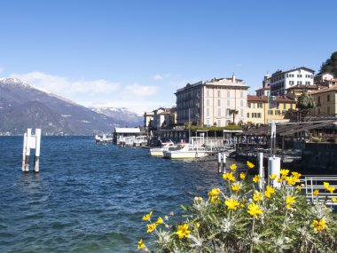 Bellagio Dock ondokuzuncu yüzyıl tarihi evleri ile.