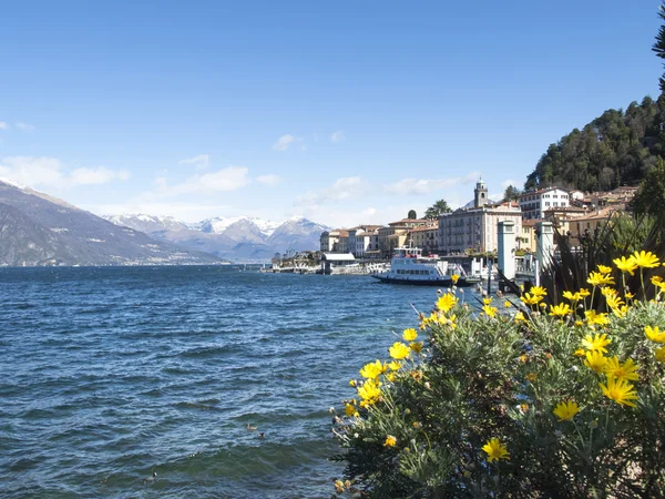 Muelle de Bellagio con casas históricas del siglo XIX . — Foto de Stock