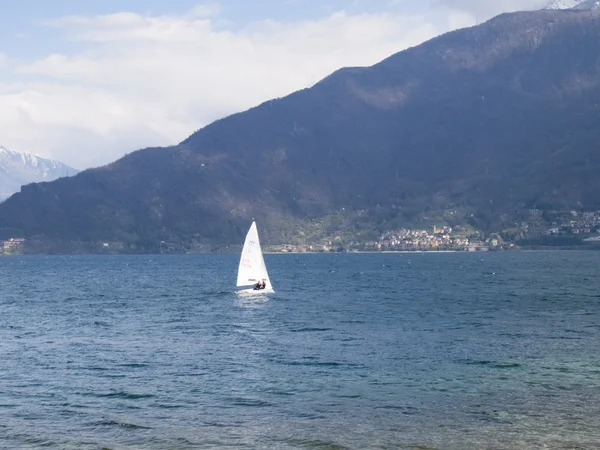 La barca a vela sta navigando — Foto Stock