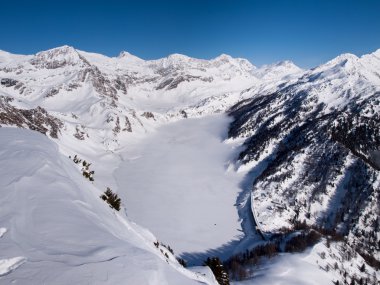 Güzel bir güneşli gün ve İtalyan İsviçre karda. Hava