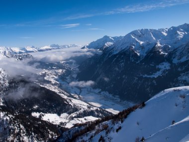 Güzel bir güneşli gün ve İtalyan İsviçre karda. Hava