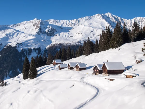 Snowy górskim domku z drewna — Zdjęcie stockowe