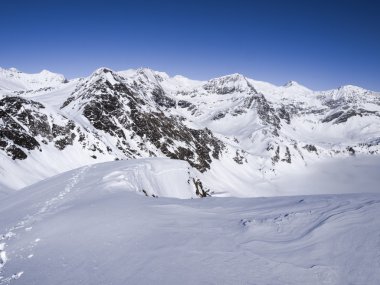 Güzel bir güneşli gün ve İtalyan İsviçre karda. Hava