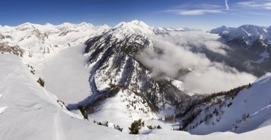 Güzel bir güneşli gün ve İtalyan İsviçre karda. Hava