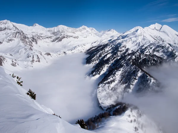 Vacker solig dag och snön i den italienska Schweiz. Air — Stockfoto