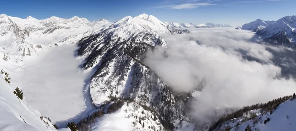 Vacker solig dag och snön i den italienska Schweiz. Air — Stockfoto