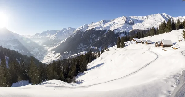 美しい晴れた日およびイタリアのスイス連邦共和国の雪。空気 — ストック写真