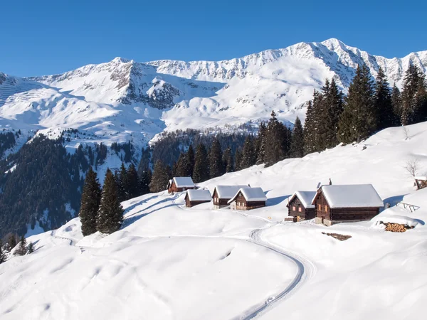 Snowy górskim domku z drewna — Zdjęcie stockowe