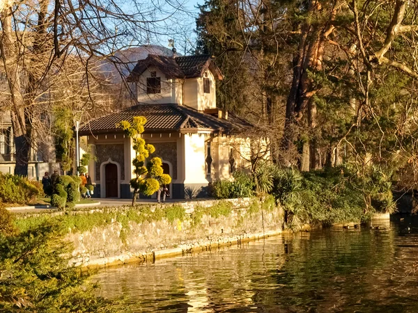 Doca velha para acesso ao lago — Fotografia de Stock