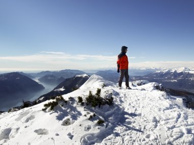 İnsanlar Cima Fojorina için yürüyüş