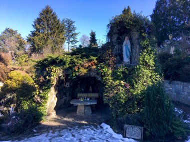 Piona, İtalya - 17 Şubat 2019: Piona Manastırı, Bahçe, Manastır.