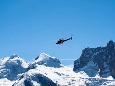 Zermatt, İsviçre - 15 Eylül 2018: AirZermatt kurtarma helikopteri