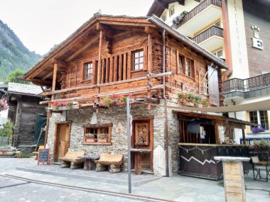 Zermatt, İsviçre - 16 Eylül 2018: Zermatt 'ın tarihi merkezinde apartman binası