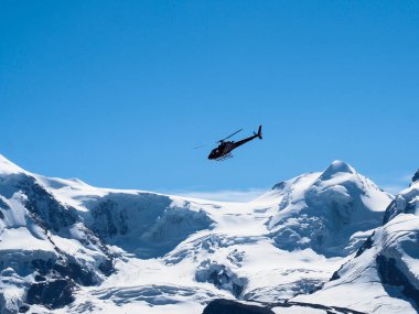 Zermatt, İsviçre - 15 Eylül 2018: AirZermatt kurtarma helikopteri