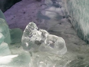 Zermatt, İsviçre - 16 Eylül 2018: Matterhorn Buzul Cenneti, buzulun içindeki serginin ziyareti.