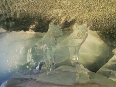 Zermatt, İsviçre - 16 Eylül 2018: Matterhorn Buzul Cenneti, buzulun içindeki serginin ziyareti.