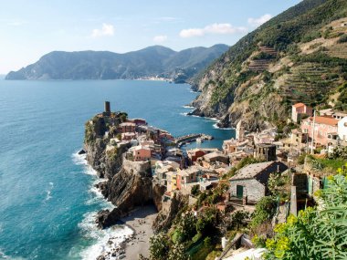 Vernazza, İtalya: Doğu Ligurya kıyısındaki antik köy. Küçük marinanın etrafındaki renkli evler.