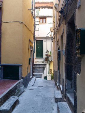 Vernazza, İtalya - 20 Şubat 2017: Doğu Ligurian kıyısındaki antik köy. Küçük marinayı çevreleyen renkli evler. Doria Kalesi, silindirik kulesi olan bir ortaçağ savunma yapısıdır..