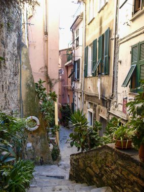 Vernazza, İtalya - 20 Şubat 2017: Doğu Ligurian kıyısındaki antik köy. Küçük marinanın etrafındaki renkli evler.