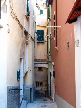 Vernazza, İtalya - 20 Şubat 2017: Doğu Ligurian kıyısındaki antik köy. Küçük marinayı çevreleyen renkli evler. Doria Kalesi, silindirik kulesi olan bir ortaçağ savunma yapısıdır..