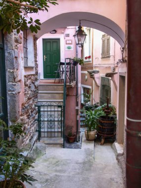 Vernazza, İtalya - 20 Şubat 2017: Doğu Ligurian kıyısındaki antik köy. Küçük marinayı çevreleyen renkli evler. Doria Kalesi, silindirik kulesi olan bir ortaçağ savunma yapısıdır..