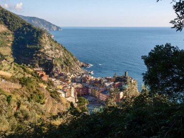Vernazza, İtalya: Doğu Ligurya kıyısındaki antik köy. Küçük marinayı çevreleyen renkli evler. Doria Kalesi, silindirik kulesi olan bir ortaçağ savunma yapısıdır..