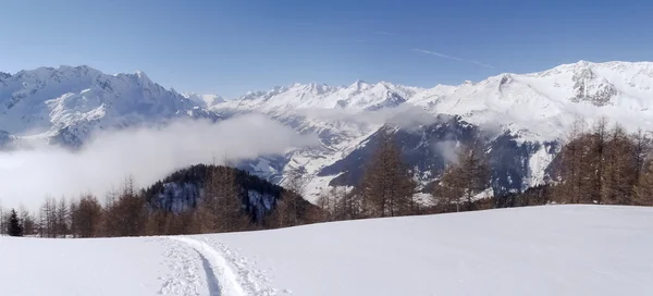 Vacker solig dag och snön i den italienska Schweiz. Air — Stockfoto