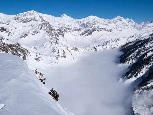 Vacker solig dag och snön i den italienska Schweiz. Air — Stockfoto