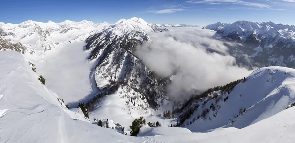 Bella giornata di sole e la neve nella Svizzera italiana. Aria. — Foto Stock