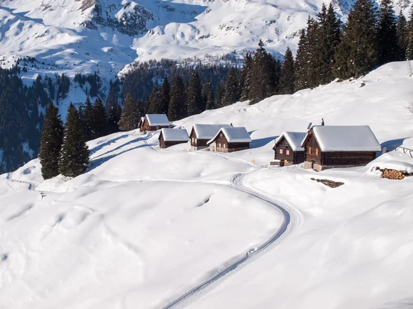 Karlı dağ dağ evi ahşap