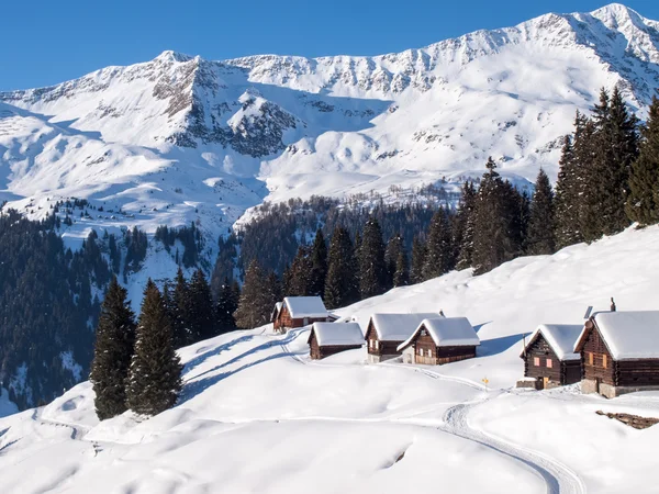 Chalet de montaña nevado en madera —  Fotos de Stock