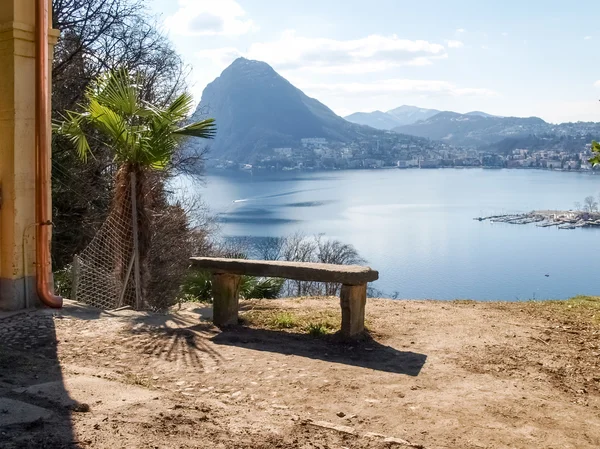 Marmorbank mit Blick auf den Golf von Lugano und Mount San Salvat — Stockfoto