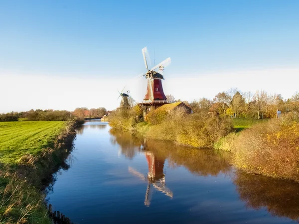 Greetsiel, tradycyjny wiatrak holenderski — Zdjęcie stockowe