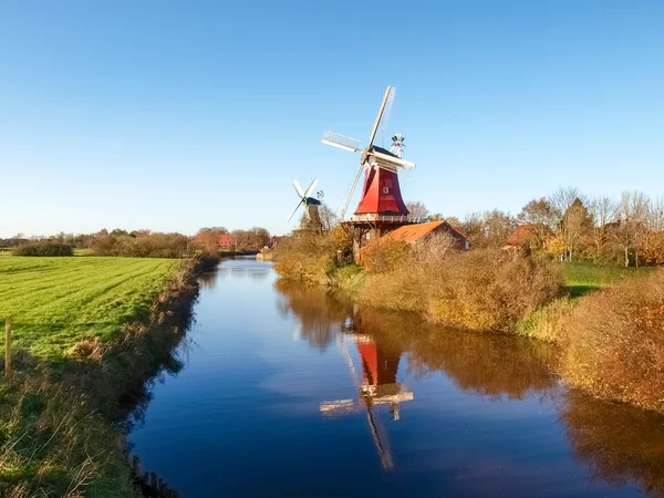 Greetsiel, tradizionale mulino a vento olandese — Foto Stock