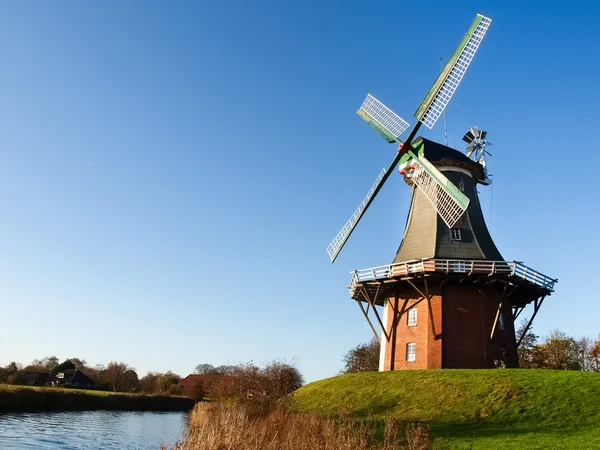 Greetsiel, tradizionale mulino a vento olandese — Foto Stock