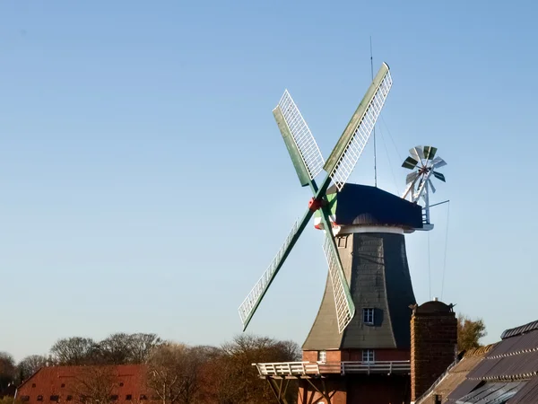 Greetsiel, traditionell holländsk väderkvarn — Stockfoto