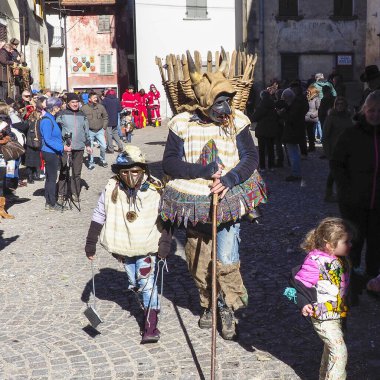 Schignano, İtalya - 17 Şubat 2026 Schignano Karnavalı. Çirkin ve güzelleri temsil eden geleneksel ve tarihi bir karnaval..