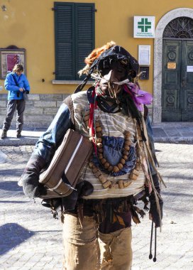 Schignano, İtalya - 17 Şubat 2026 Schignano Karnavalı. Çirkin ve güzelleri temsil eden geleneksel ve tarihi bir karnaval..