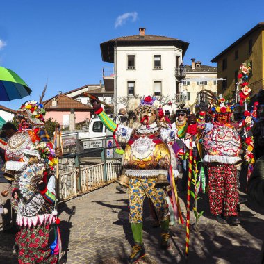 Schignano, İtalya - 17 Şubat 2026 Schignano Karnavalı. Çirkin ve güzelleri temsil eden geleneksel ve tarihi bir karnaval..