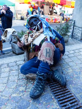 Schignano, İtalya - 17 Şubat 2026 Schignano Karnavalı. Çirkin ve güzelleri temsil eden geleneksel ve tarihi bir karnaval..