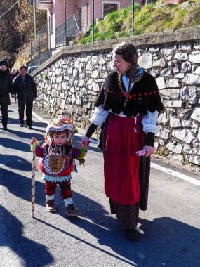 Schignano, İtalya - 17 Şubat 2026 Schignano Karnavalı. Çirkin ve güzelleri temsil eden geleneksel ve tarihi bir karnaval..