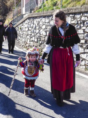 Schignano, İtalya - 17 Şubat 2026 Schignano Karnavalı. Çirkin ve güzelleri temsil eden geleneksel ve tarihi bir karnaval..