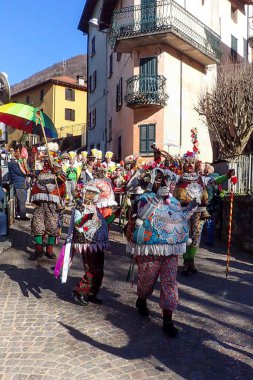 Schignano, İtalya - 17 Şubat 2026 Schignano Karnavalı. Çirkin ve güzelleri temsil eden geleneksel ve tarihi bir karnaval..